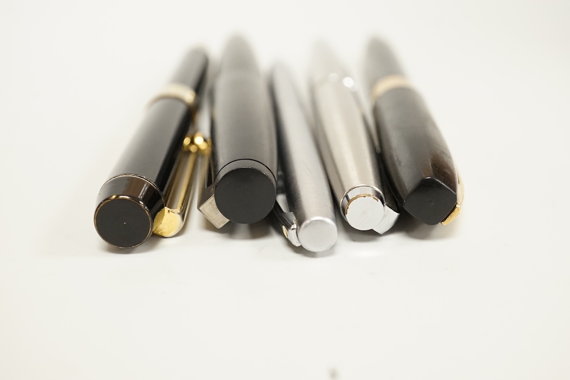 A Sheaffer 585 fountain pen and mechanical pencil, together with a Parker 45 fountain pen, a Lamy 2000 fountain pen and a Pilot ballpoint pen (5)